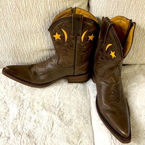 Super cute short boots. Brand is Loblan.